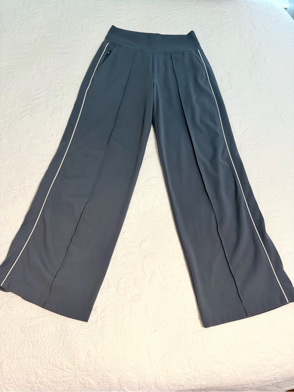 Athleta Venice wide leg pants women’s size small gray white stripe track pant